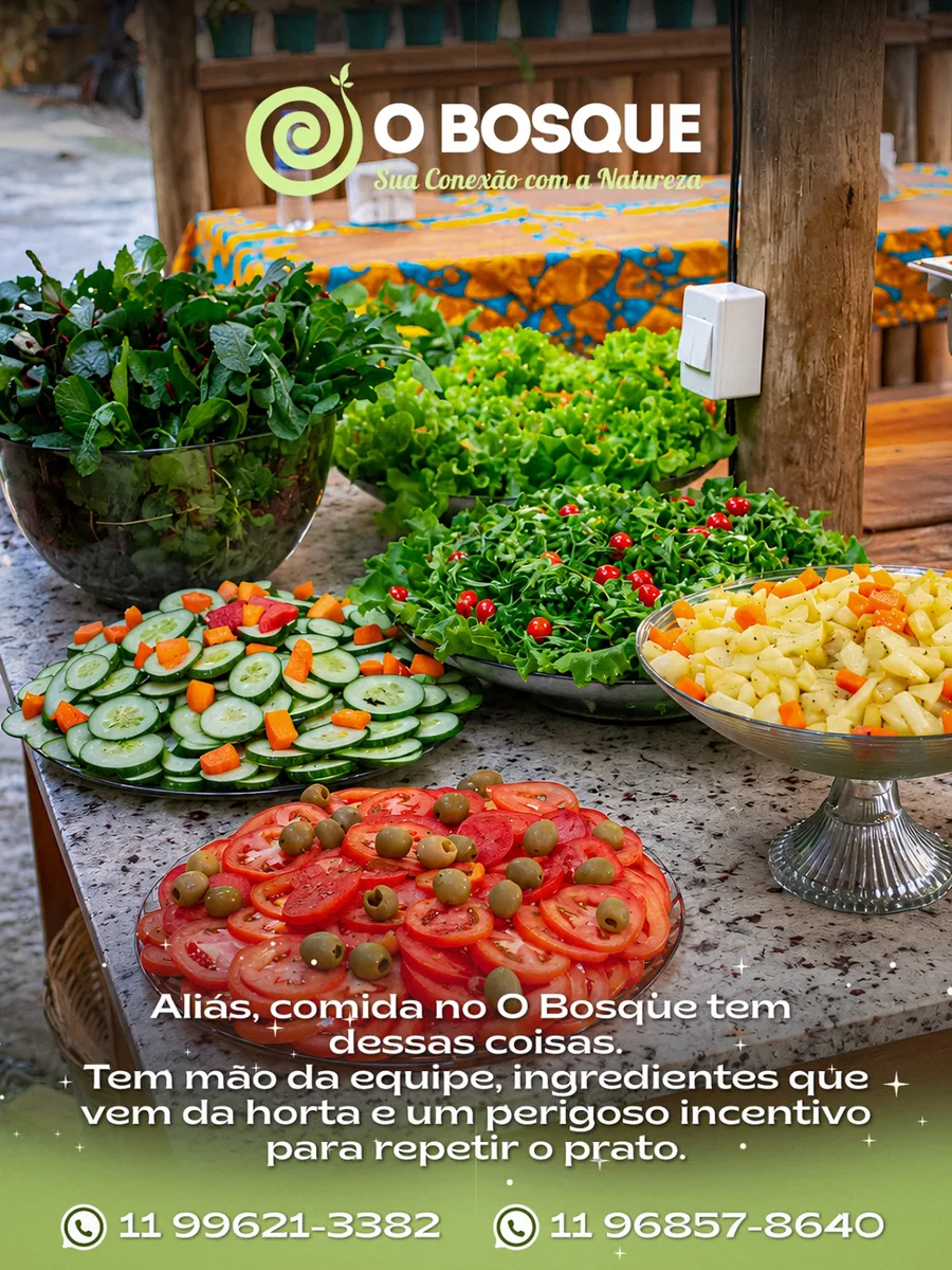 Mesa com saladas frescas e alimentos da horta do O Bosque