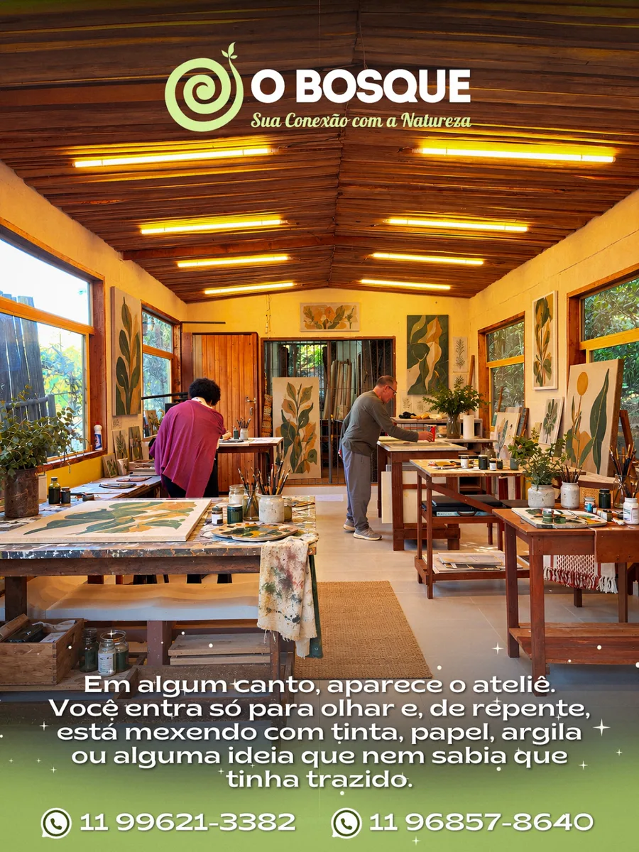 Ateliê Bambu com obras botânicas e artistas trabalhando