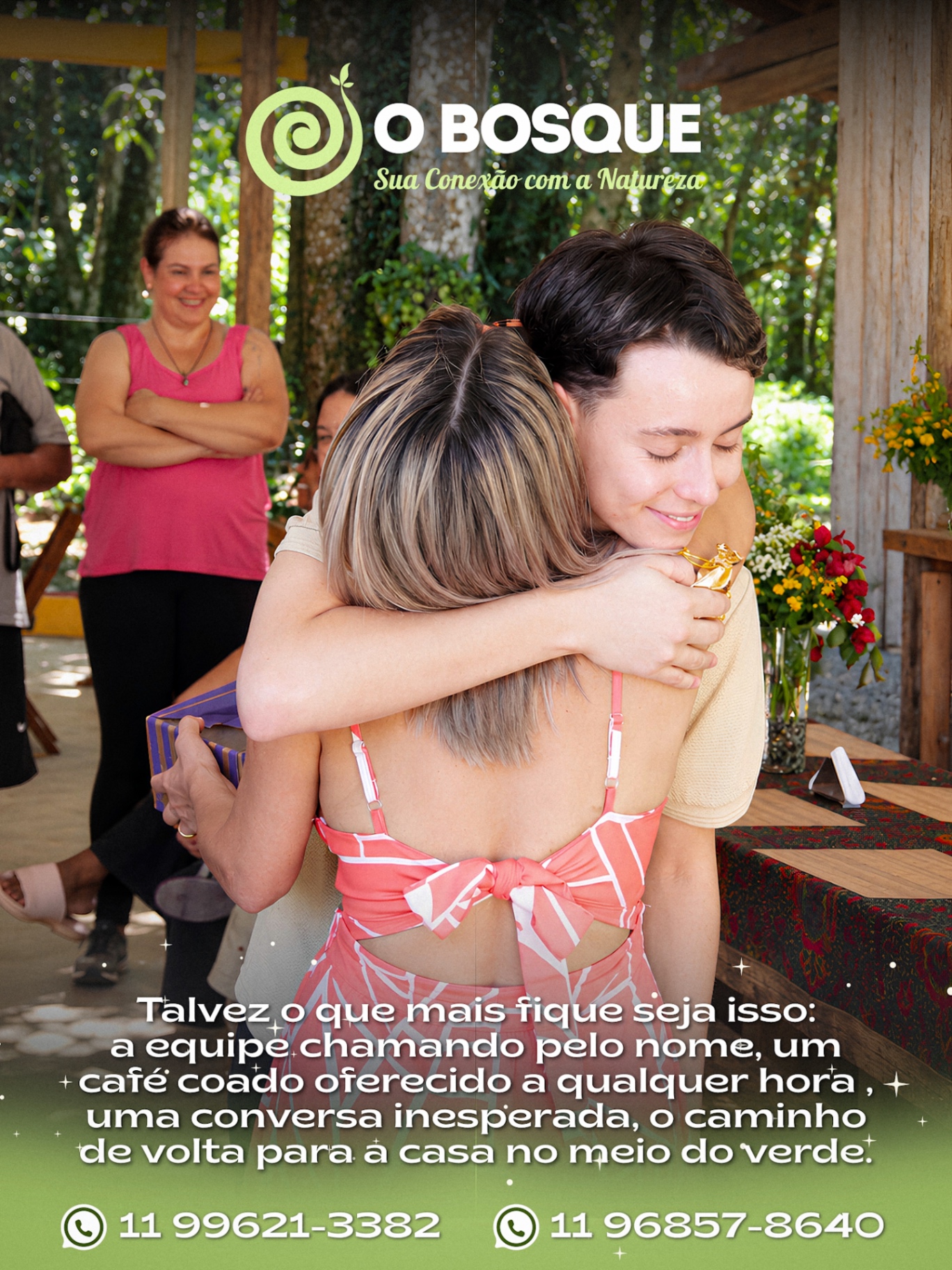 Abraço acolhedor entre hóspedes durante um encontro no O Bosque