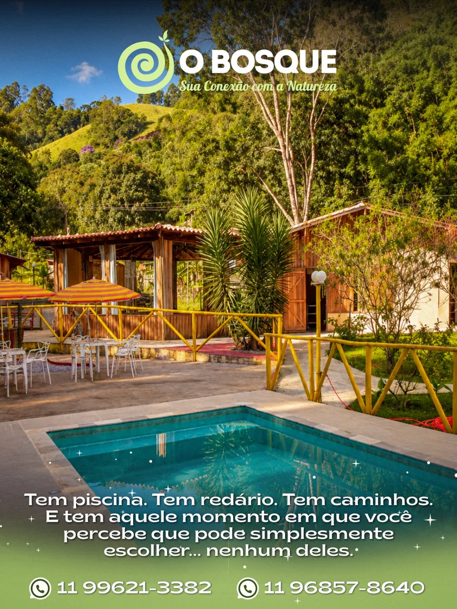 Piscina e espaços de convivência entre as montanhas do O Bosque