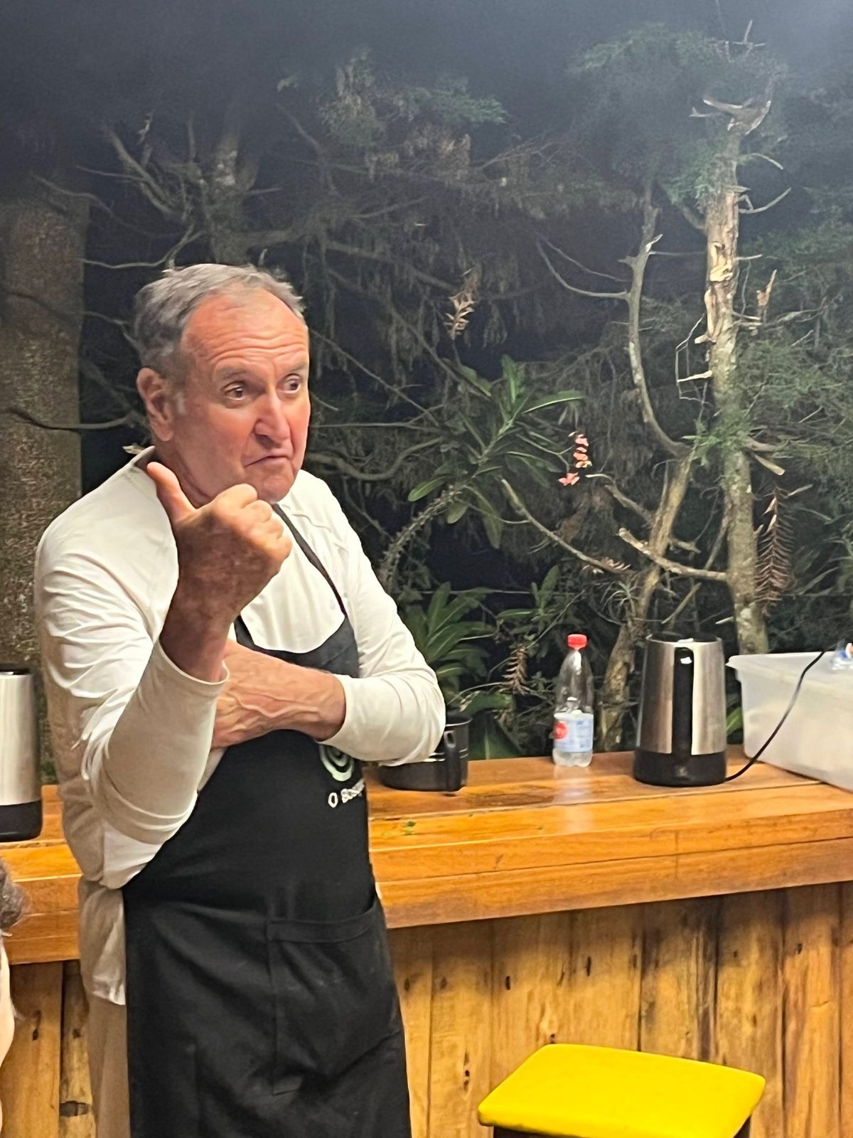 Seu Oscar explicando o preparo das infusões na Casa de Chás