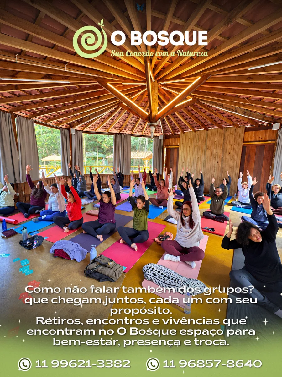 Grupo em uma vivência de yoga no salão do O Bosque