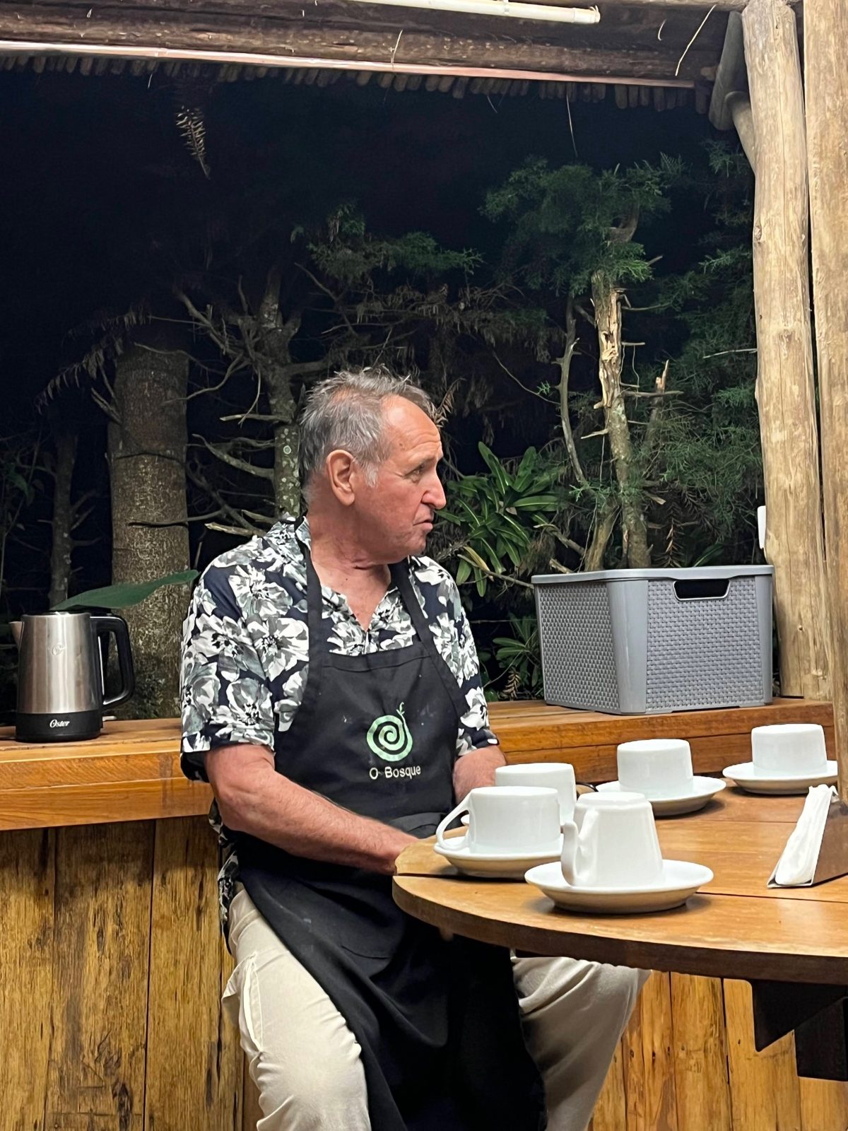 Seu Oscar à mesa da Casa de Chás com as xícaras preparadas
