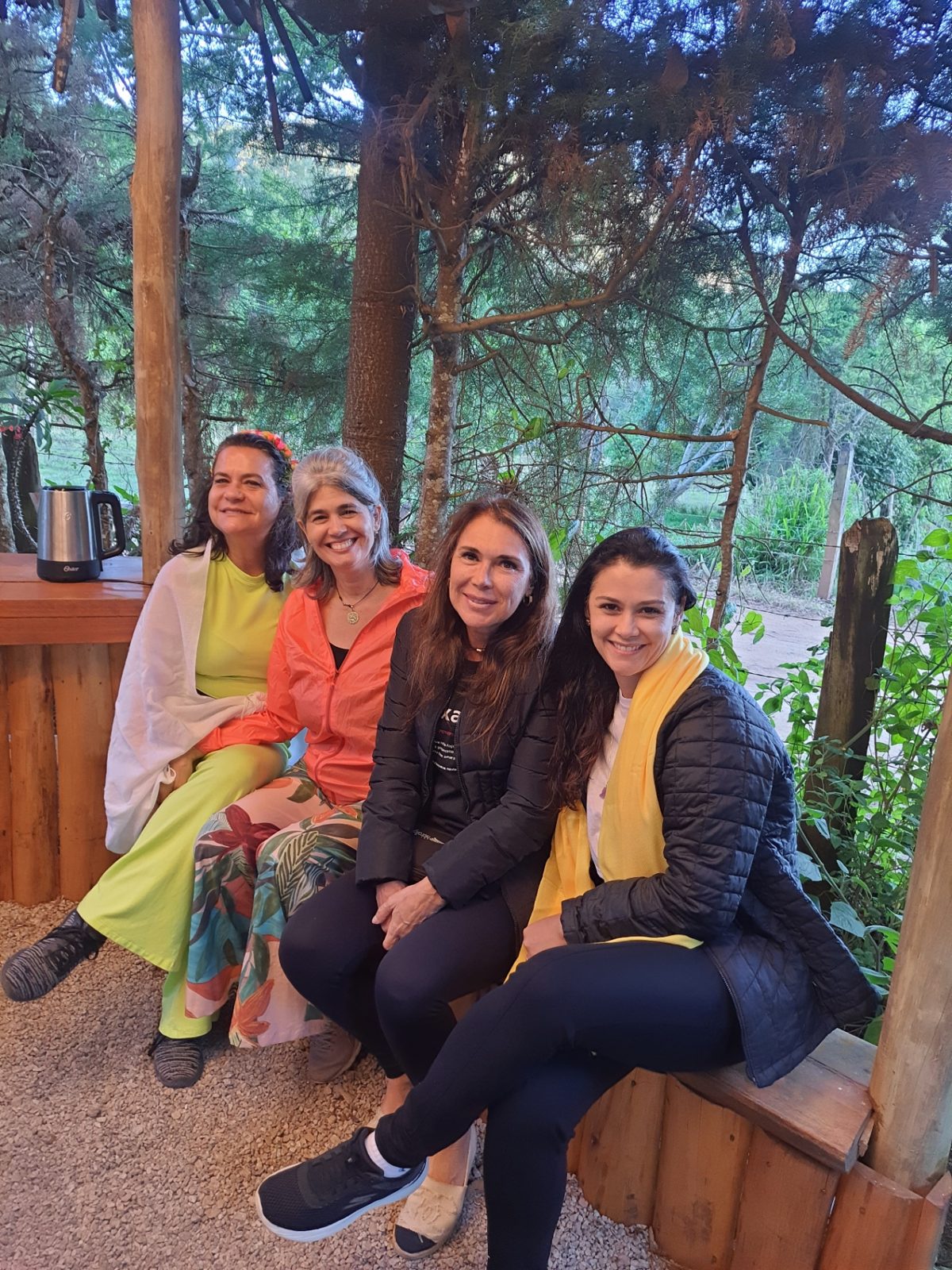 Amigas sentadas no banco do quiosque durante a hora do chá